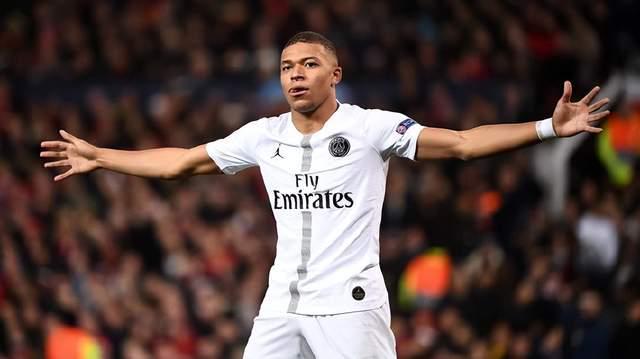 欧冠赛场精彩瞬间：巴萨主场2-0取胜,（欧冠高光时刻：巴萨坐镇主场2-0告捷）