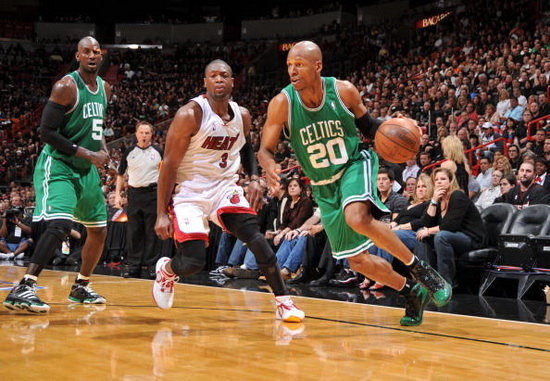 美媒预测本赛季入选全明星概率：里夫斯73%，詹姆斯69%（美媒给出本季全明星入选概率：里夫斯73%，詹姆斯69%）