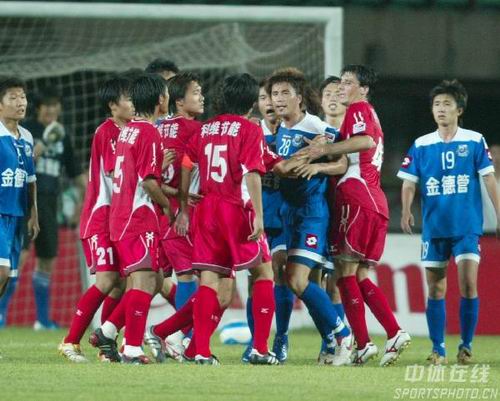 半场战报：拉齐奥1-0莱切，贡多齐建功（半场快讯：拉齐奥暂1-0领先莱切，贡多齐破门）