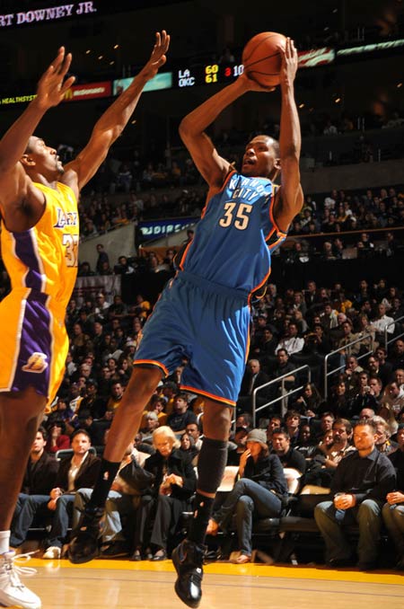 北控球员压哨进攻，制造乌龙（北控球员末秒强攻，逼出对方乌龙）