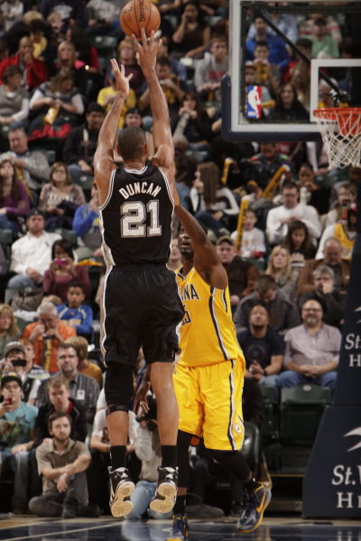 马刺客场115-102击败开拓者，福克斯37分带队取胜，展现全面实力。（马刺115-102客场击退开拓者，福克斯轰37分领军取胜，全面实力尽显）