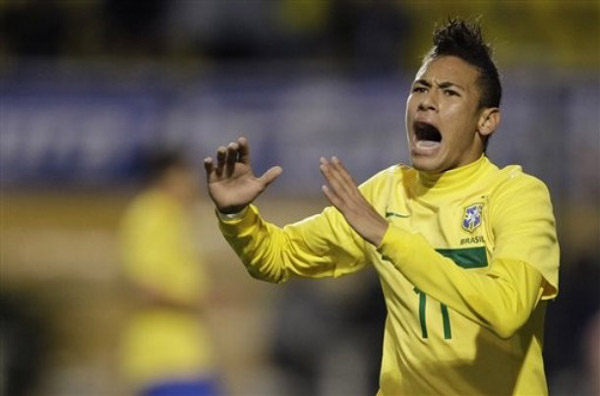 欧文突破防守助攻制胜（欧文突破重围送出致胜助攻）