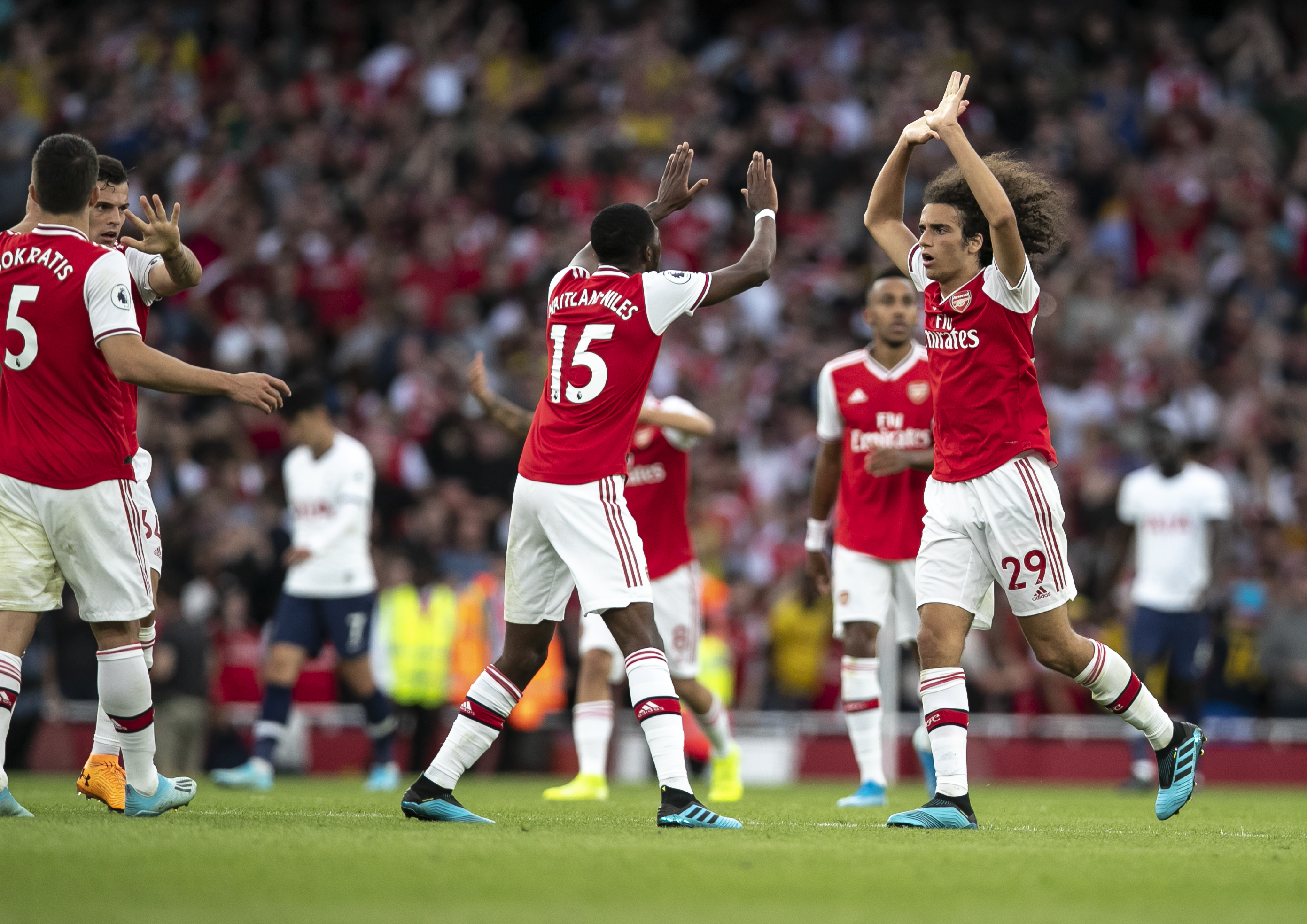 巴恩斯在半场的投篮效率较低，不及预期（巴恩斯半场命中率偏低，表现未达预期）