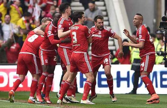 英博梯队斩获U21联赛冠军并冲乙，球迷燃放烟花迎接球队凯旋（英博梯队问鼎U21联赛掀冲乙征程，球迷燃放烟花迎凯旋）