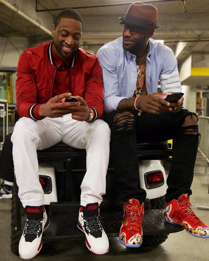 回馈球迷！阿德巴约为2000多名当地球迷送出超过36000件玩具礼品（阿德巴约暖心回馈，向2000余名当地球迷赠送逾3.6万件玩具礼物）