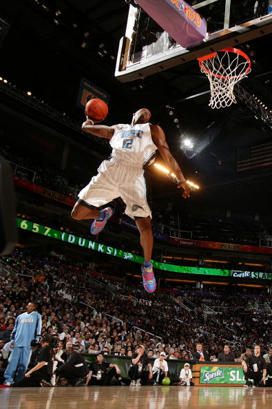 詹姆斯篮下强打稳定胜局（詹姆斯内线强攻锁定胜利）