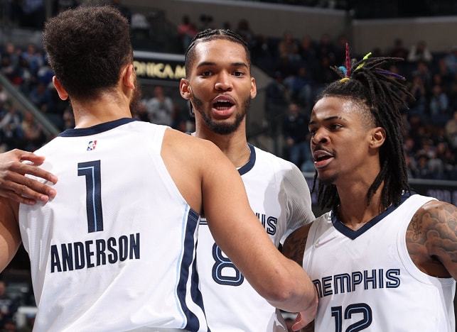 稳定发挥！杰伦威半场6中4拿到11分4助攻1抢断（稳健输出！杰伦威半场6投4中砍下11分4助攻1抢断）