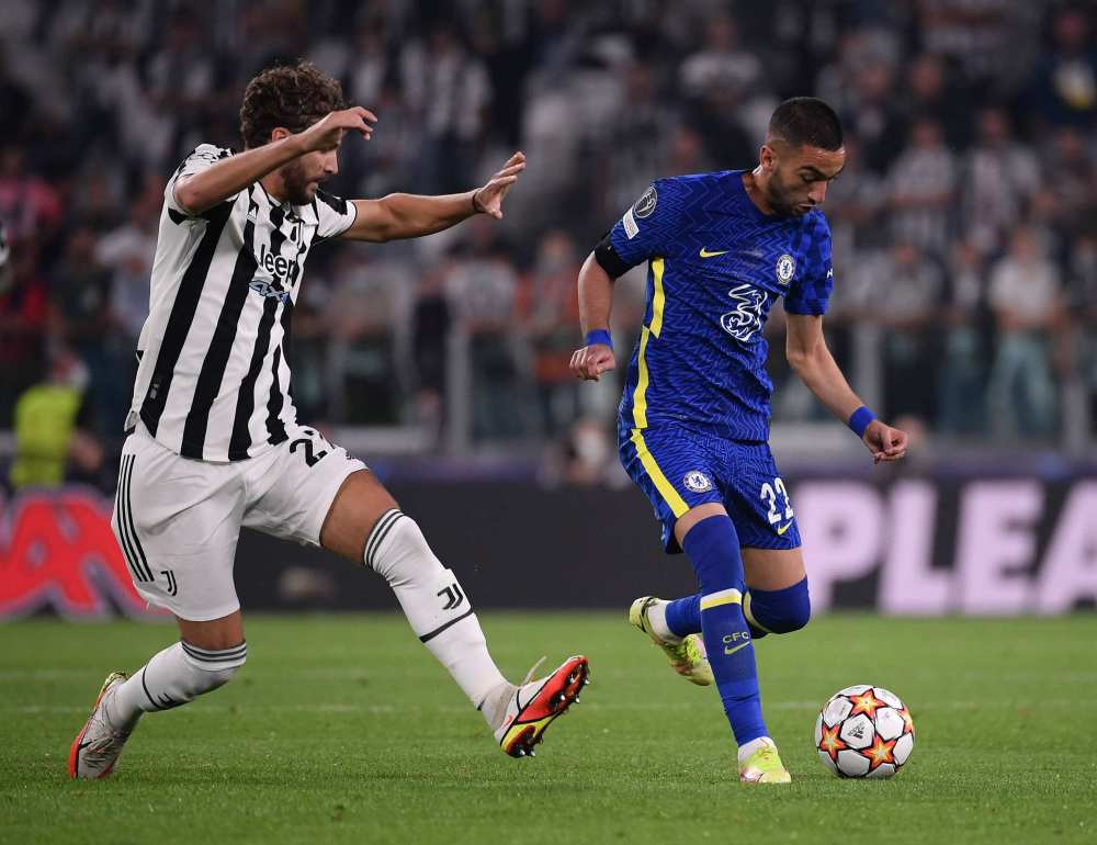 皇马下赛季主场球衣谍照：经典白色主色调，深绿镶边+粉红三道杠（皇马新赛季主场球衣曝光：经典纯白基调，深绿滚边配粉色三条纹）