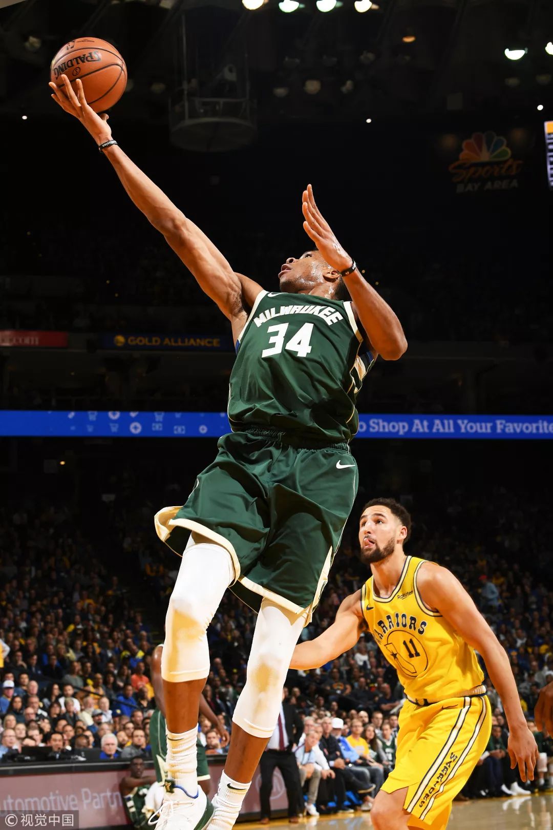 心情不错！知名说唱歌手Jay-Z现身湖人主场观看NBA杯（心情大好！说唱巨星Jay-Z亮相湖人主场观战NBA杯）