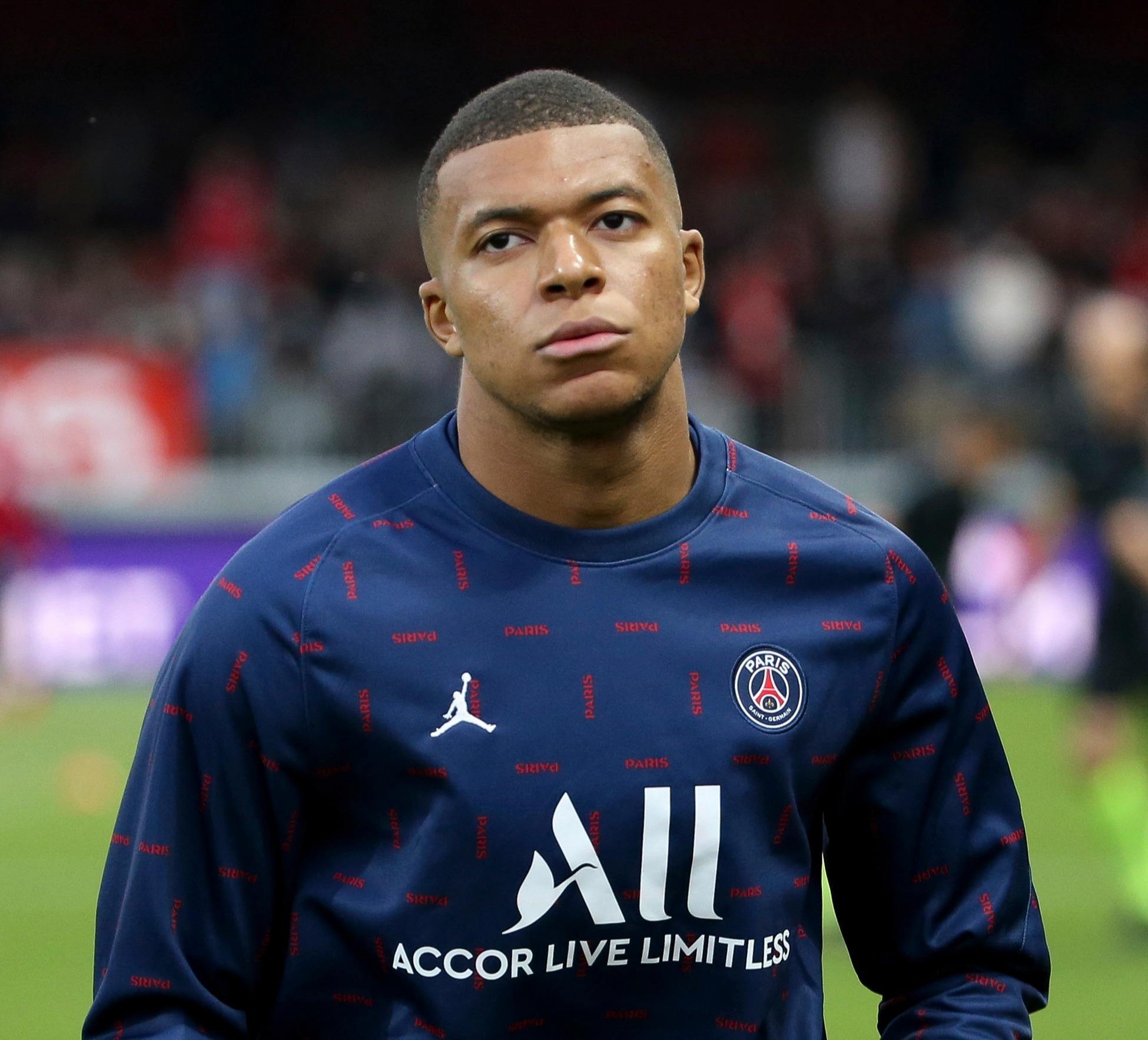 生涯之夜！奎因成为鹈鹕队史最年轻的30分三双先生（高光之夜！奎因加冕鹈鹕队史最年轻30分三双球员）