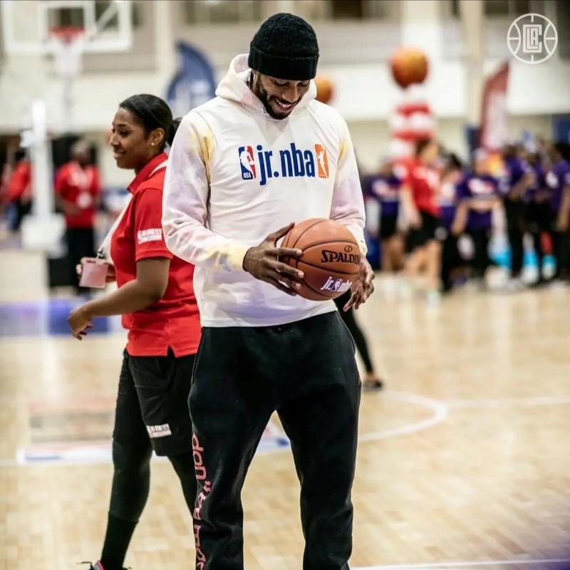 手感火热！小波特半场三分7中4，狂砍22分，带队领先对手（小波特手感爆棚：半场三分7投4中砍下22分，率队取得领先）