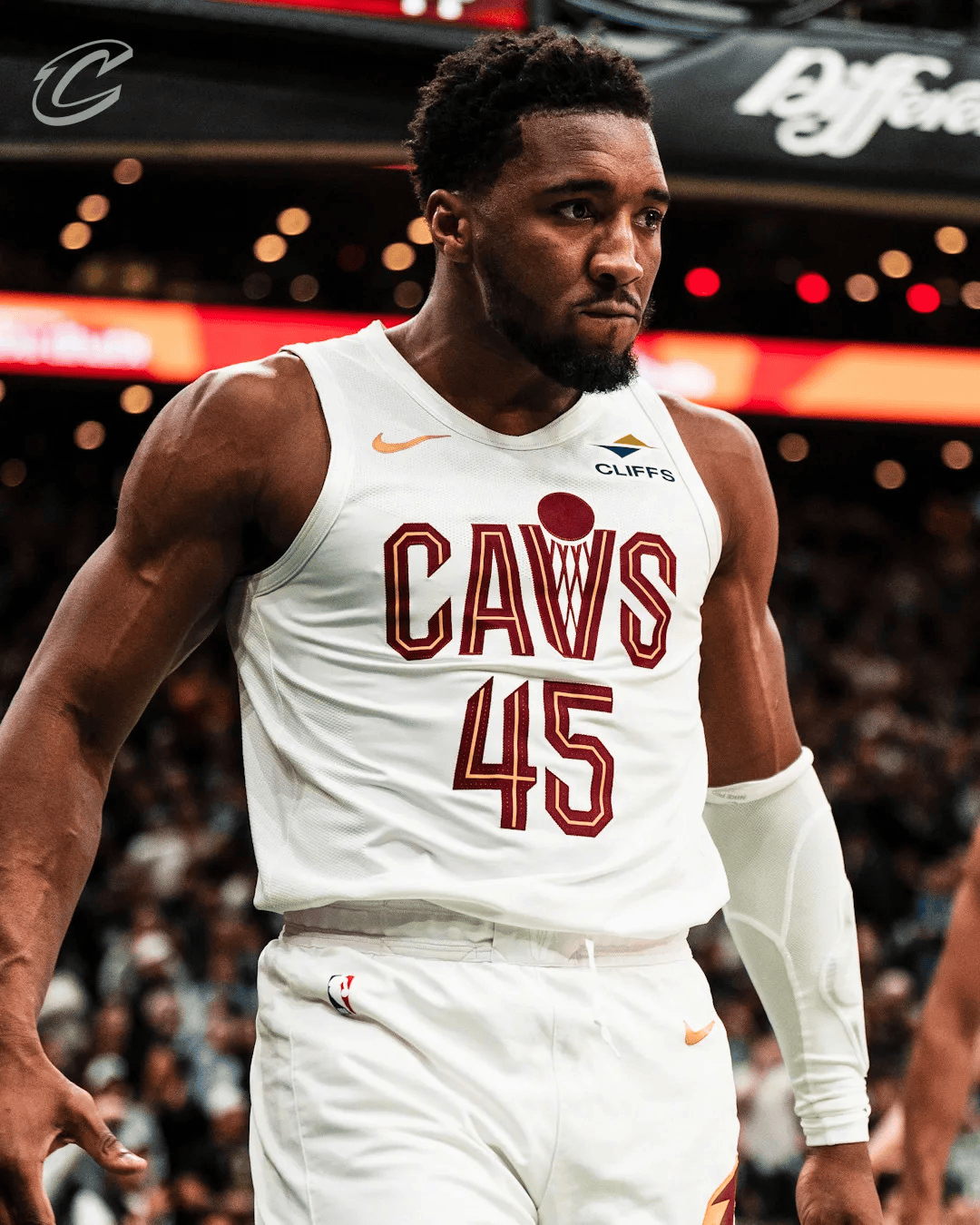 赵鹏：邵佳一人品很不错且性价比高，不行再归化两三个外援（赵鹏称邵佳一人品佳、性价比高，必要时再归化两三名外援）