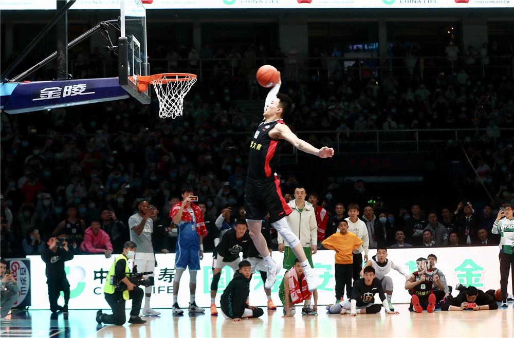 1-0，25岁索博斯洛伊发威：率队小胜亚美尼亚，仅差葡萄牙2分（索博斯洛伊25岁闪耀！率队1-0力克亚美尼亚，距葡萄牙仅差2分）