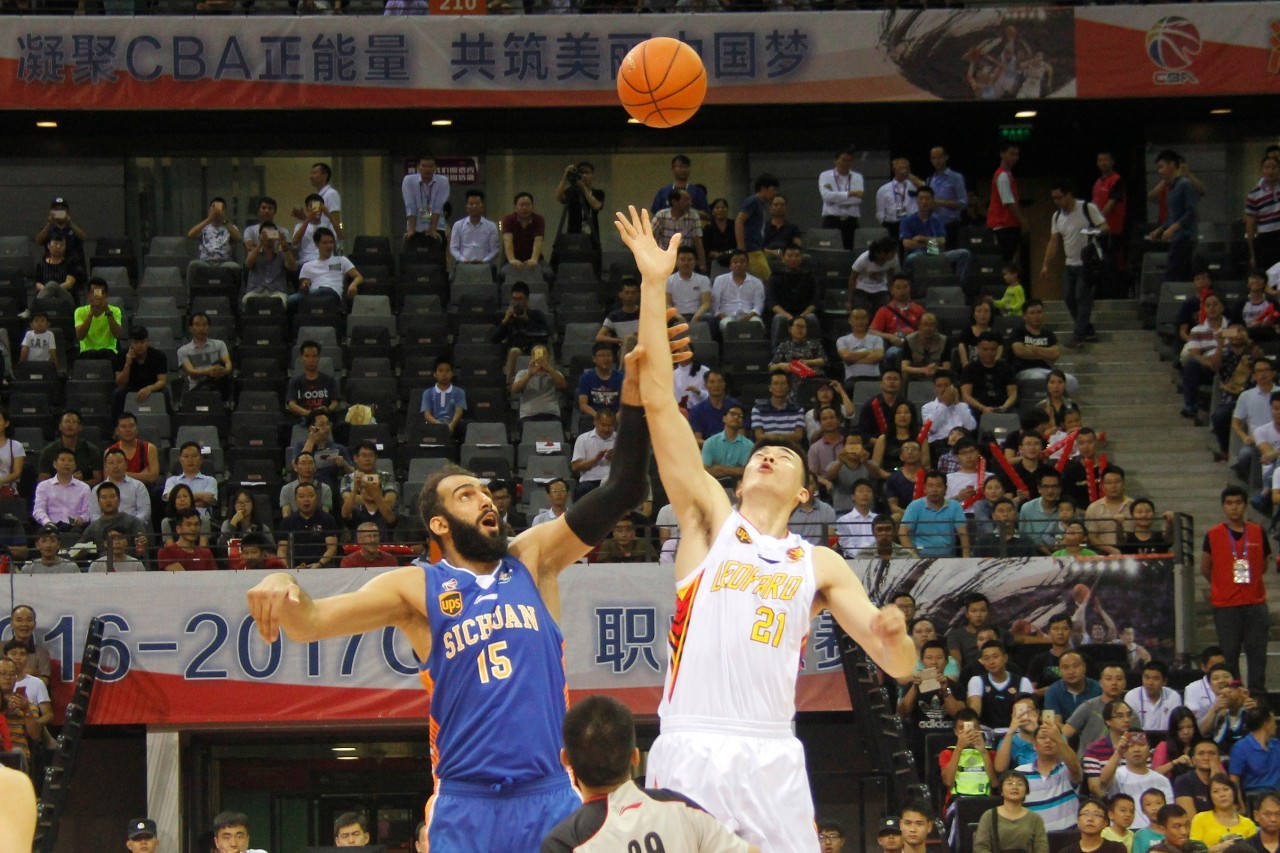 根本不休息！贺希宁打满半场3记三分球拿下11分1板3助1断（半场未下火线！贺希宁三记三分轰下11分1板3助1断）