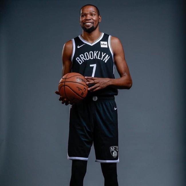 拜仁球迷不顾阻拦和处罚燃放烟火，高层因此在看台上频频摇头（拜仁球迷无视劝阻与处罚燃放烟火，高层在看台连连摇头）