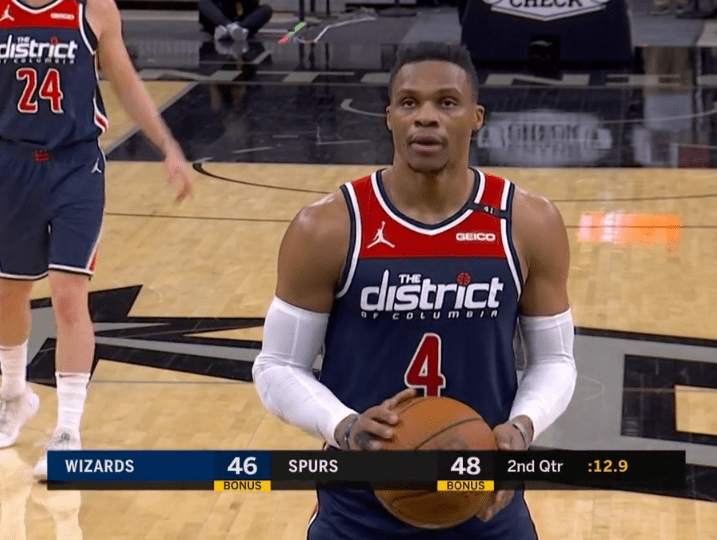 拜仁官方：格纳布里因膝盖问题缺席今日比赛（拜仁通告：格纳布里膝伤无缘今日比赛）