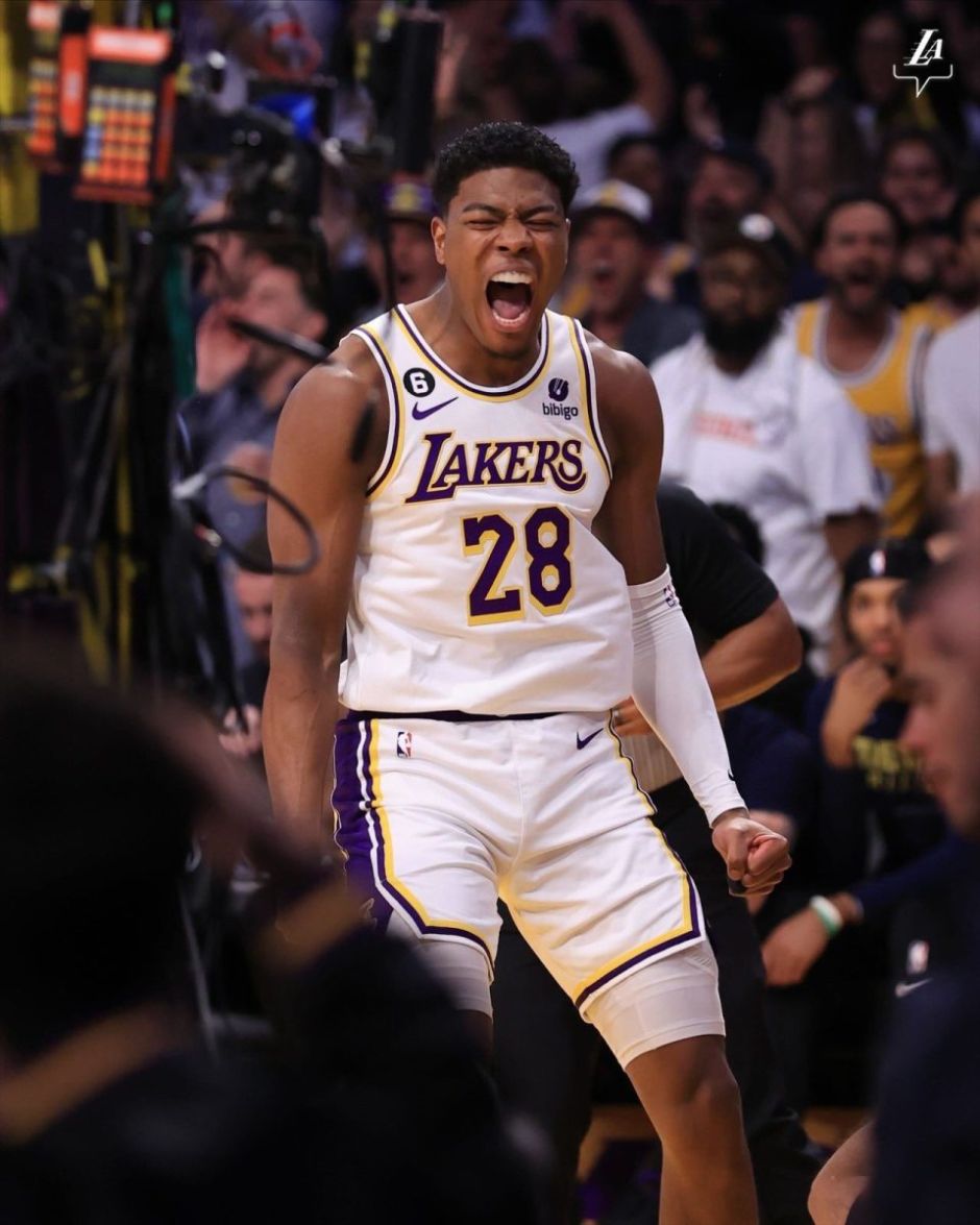 消息人士称，鲁本·阿莫林与曼联在离队问题上存在分歧，同时有欧洲皇室成员对他感兴趣。（知情人士称阿莫林与曼联在离队问题上意见相左，且获欧洲皇室成员青睐）