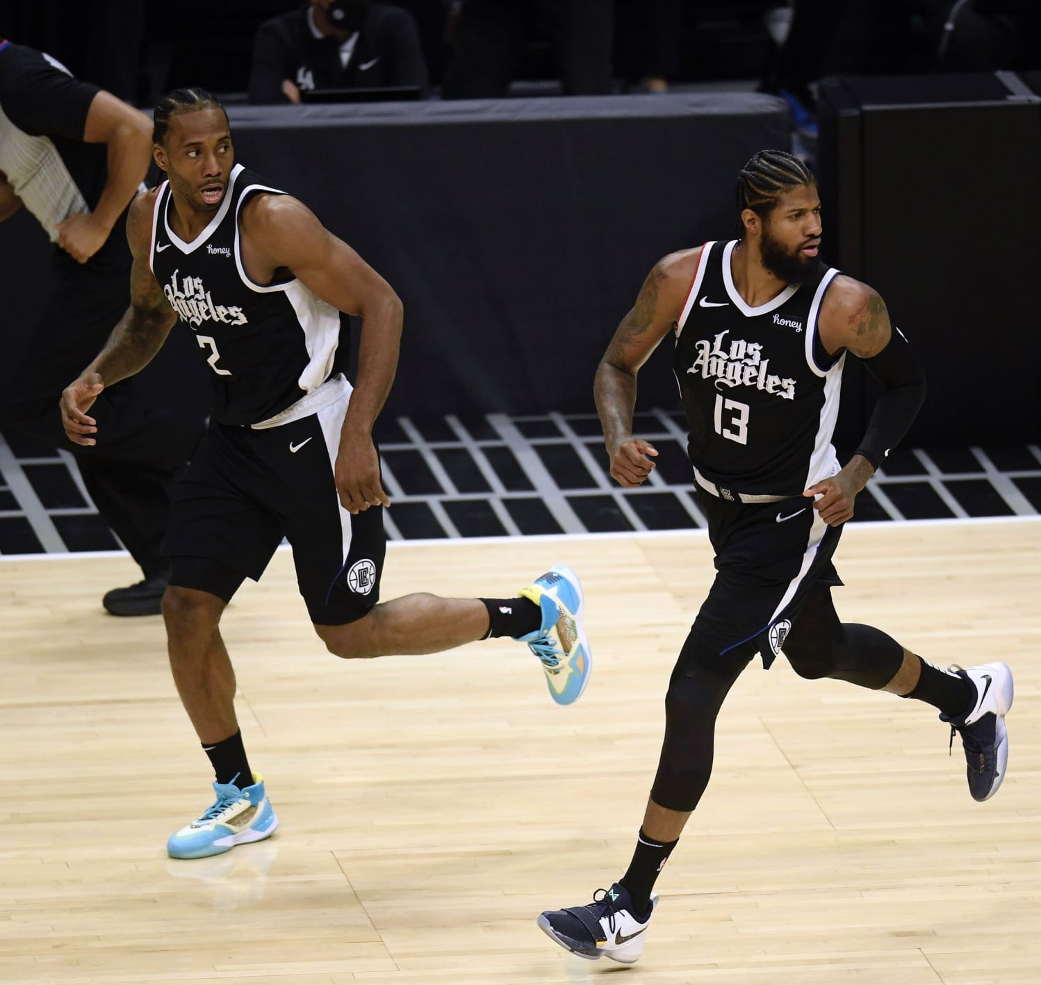 3-2！意大利女排豪取11连胜 埃格努+安娃轮番轰炸 瓦尔加斯26分难救主（意大利女排3-2再胜豪取11连胜 埃格努携安娃火力全开 瓦尔加斯26分无力回天）