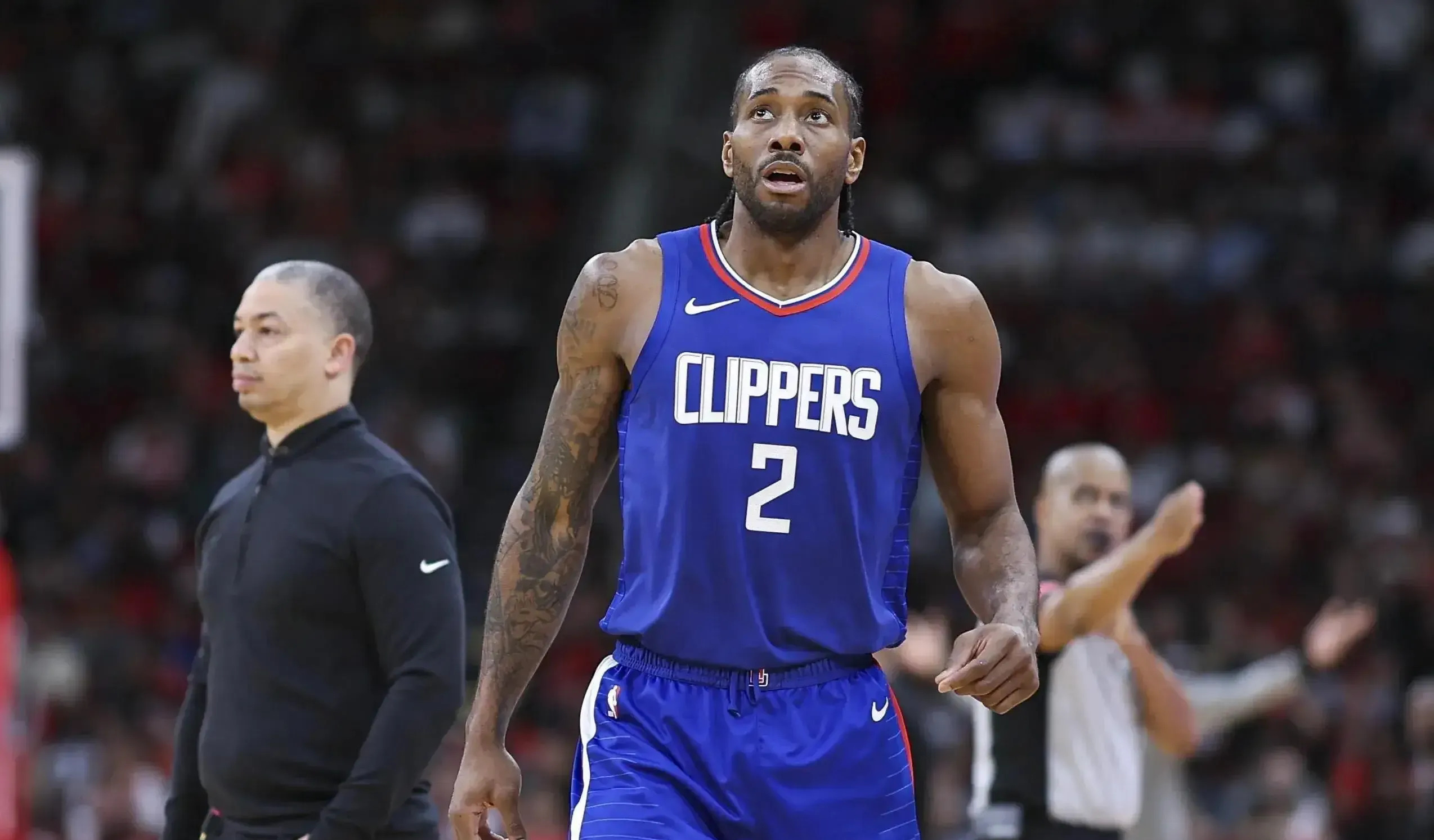 希尔德将他的圣诞礼物“偷偷地”摆到队友的柜子里（希尔德悄悄把圣诞礼物放进队友的柜子里）