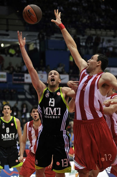 埃里克：阿劳霍是个非常受欢迎的人，我们正敞开双臂等他归来（埃里克：阿劳霍人气极高，我们张开双臂迎接他的回归）