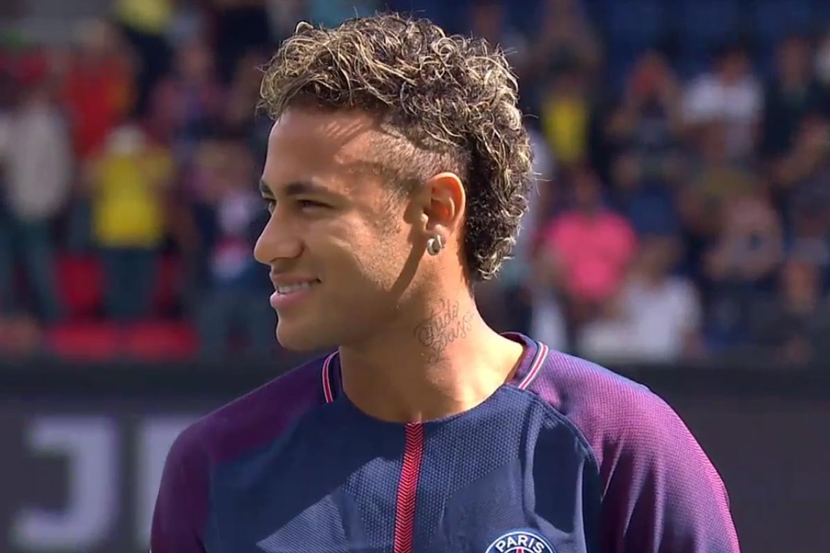 米纳拉：17岁被造谣成42岁，诽谤与谣言摧毁了我的职业生涯（米纳拉：年仅17岁却被谣传为42岁，流言与诽谤毁掉了我的职业生涯）